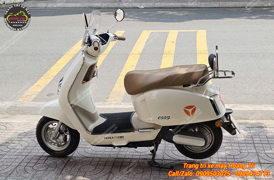 Tổng thể Yadea Ossy được lắp baga tựa lưng cùng vài phụ kiện khác