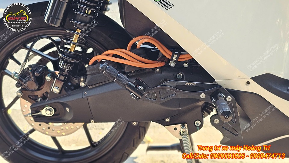 Anh khách lựa chọn mẫu gác chân phụ HTR màu đen tông sẹc tông với pát