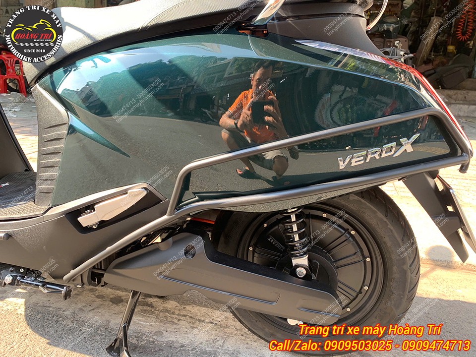 Có thêm bản inox khung bảo vệ Vero X sáng bóng nổi bật và chống gỉ tốt