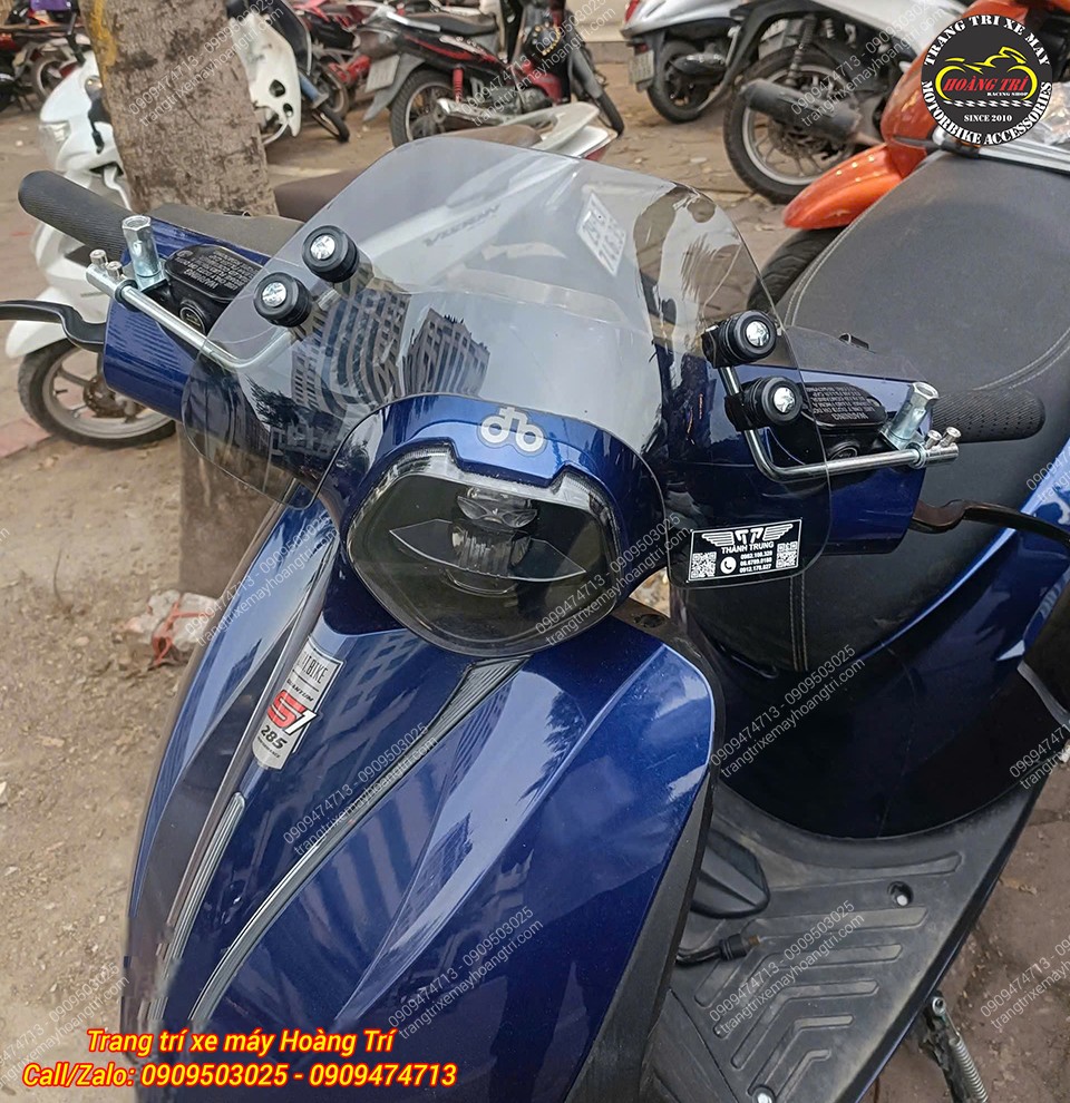 Chiếc kính chắn gió đen khói được gắn tại vị trí chân kính Datbike Quantum