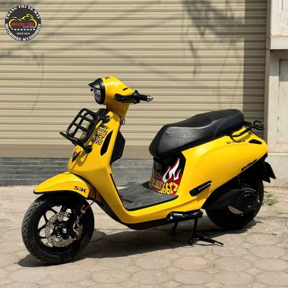 Trang bị thêm baga trước kiểu Vespa giúp EVO 200 tăng tính thẩm mỹ