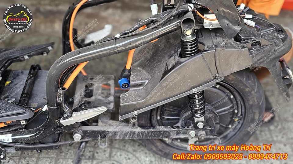 Tháo dàn áo xe để tiến hành tháo phuộc zin nâng cấp RCB Series C