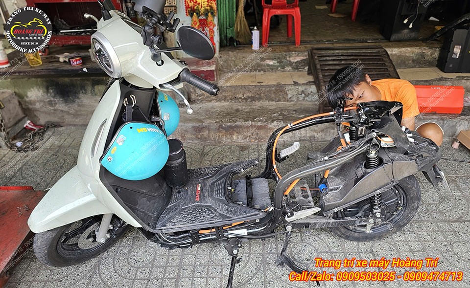 Nhân viên đang cẩn thận tháo rời cặp phuộc zin của EVO Grand