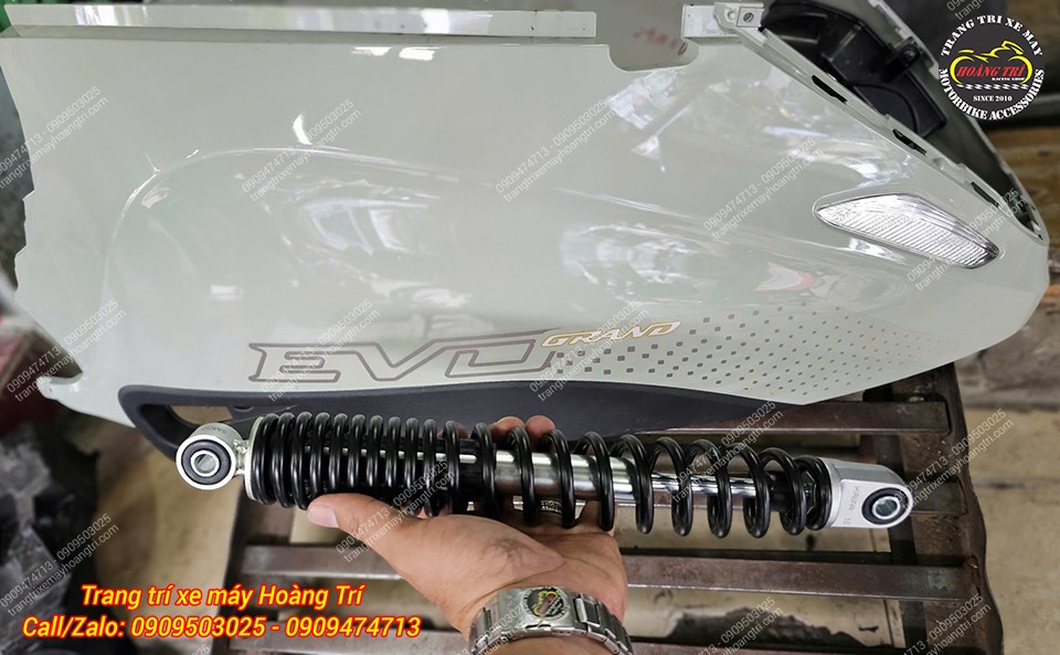 Trên tay là cây phuộc zin màu đen với nhu cầu sử dụng cơ bản