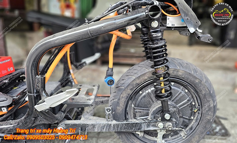 Phuộc không bình dầu phù hợp hài hòa với thiết kế dàn áo EVO Grand