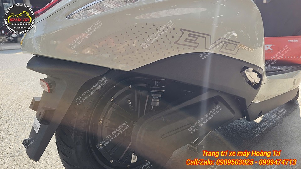 Anh khách chọn phuộc đen hoàn toàn với ti vàng nổi bật