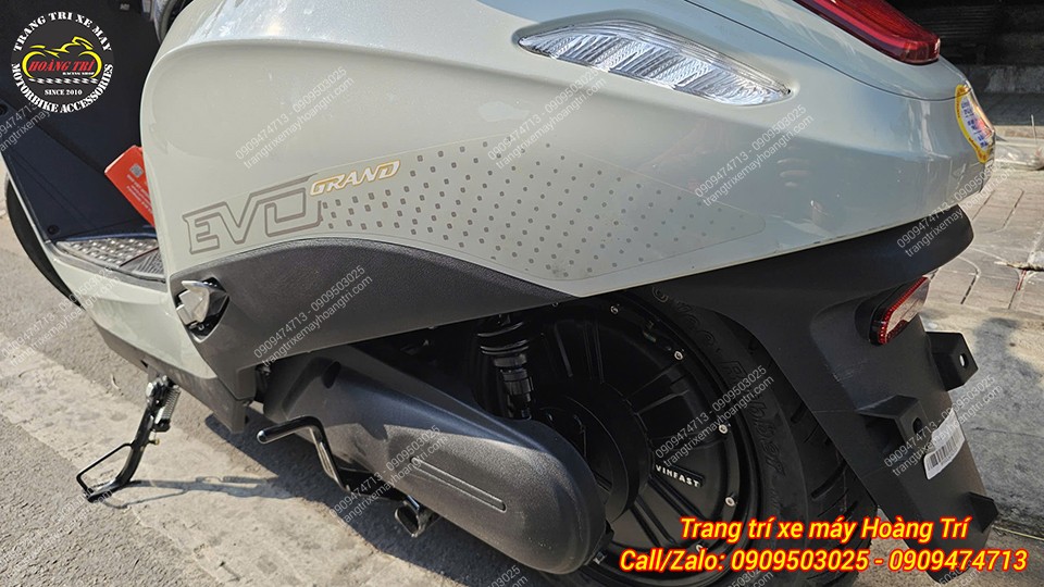 Lò xo đen mạnh mẽ nhưng vẫn giữ nguyên dáng xe