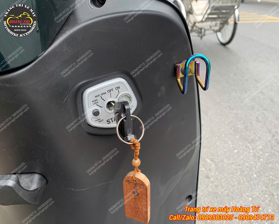 Anh khách chốt cả cặp móc treo chữ U gắn 2 bên cho chiếc Feliz