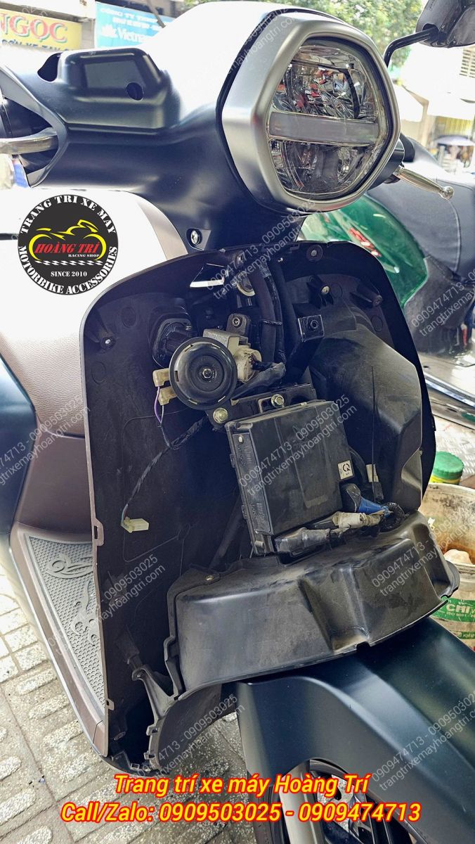 Bên trong mặt nạ Klara S đang chuẩn bị chế pát gắn rổ