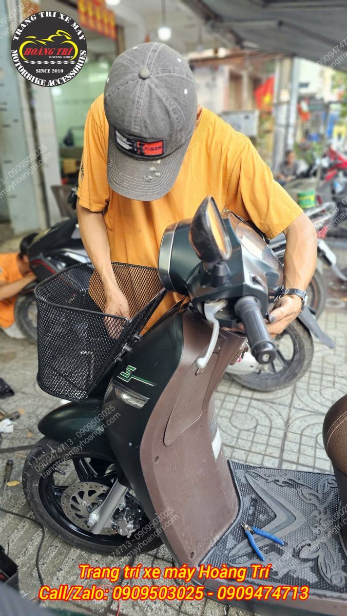 Tiếp theo cố định rổ trước là sẽ hoàn tất lắp đặt