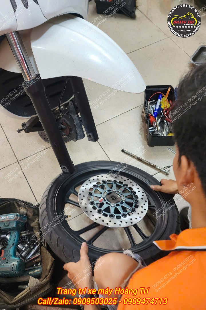 Nhân viên đang nâng cấp dàn chân trước cho chiếc Datbike Quantum S1