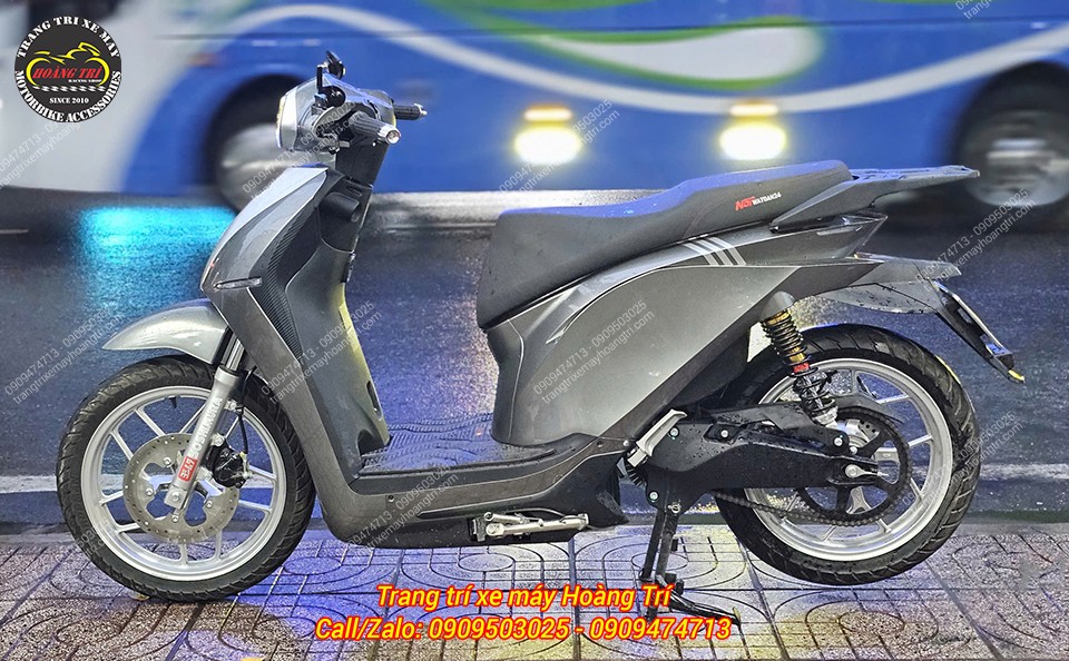 Anh khách còn nâng cấp cùng với phuộc sau tông đen - vàng nổi bật