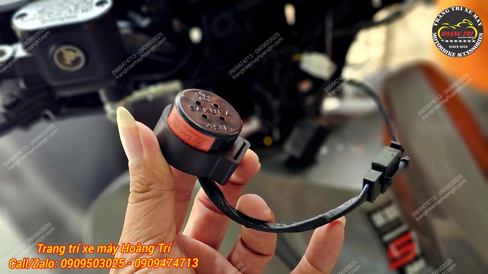 Trên tay còi báo xi nhan Sakura với thiết kế gọn gàng tiện lợi