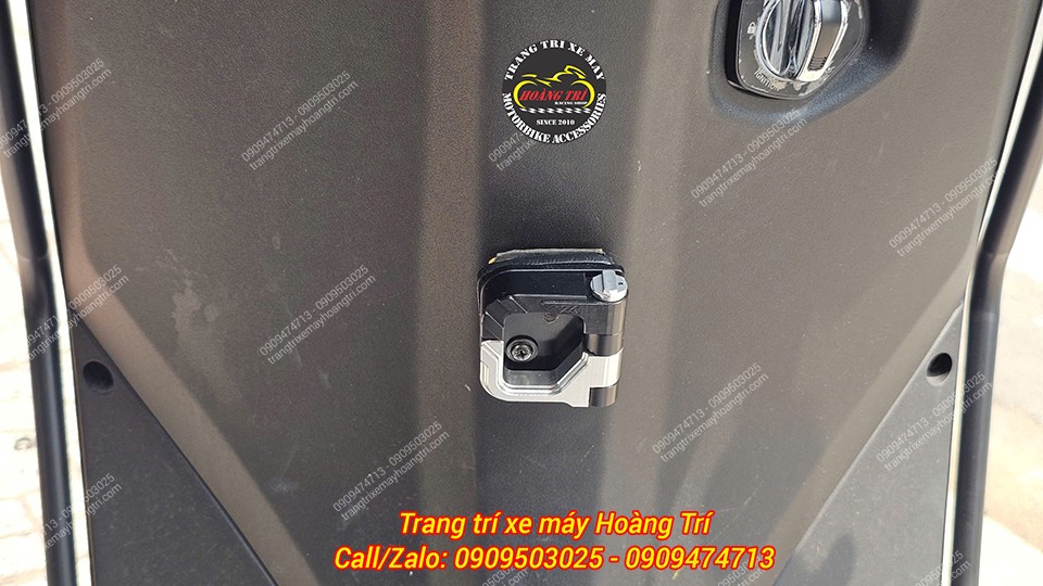 Cận cảnh móc treo CNC gắn vị trí móc treo Vero X chắc chắn và gọn gàng