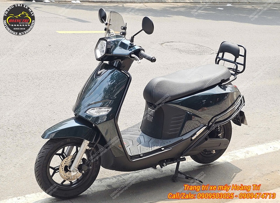 Tổng thể xe nhìn từ xa với kính chắn gió và baga rất tiện dụng