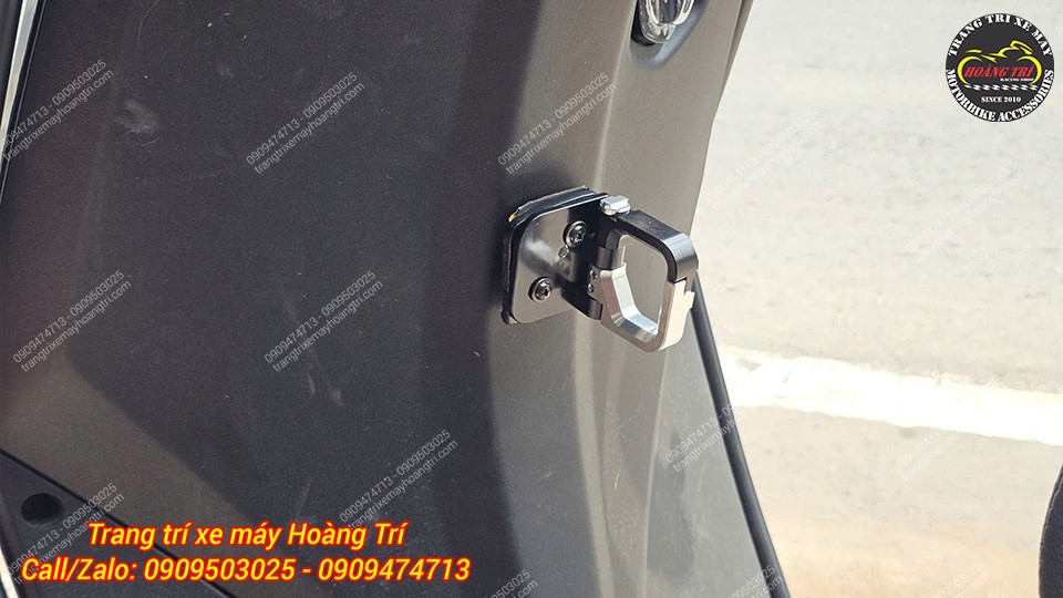 Khi cần chỉ kéo móc ra giúp treo túi đồ tiện lợi khi di chuyển