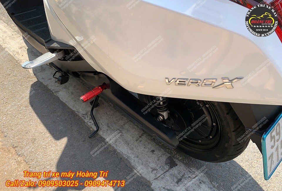 Thân xe Vero X nổi bật với gù chống đổ đỏ kết hợp dàn áo trắng