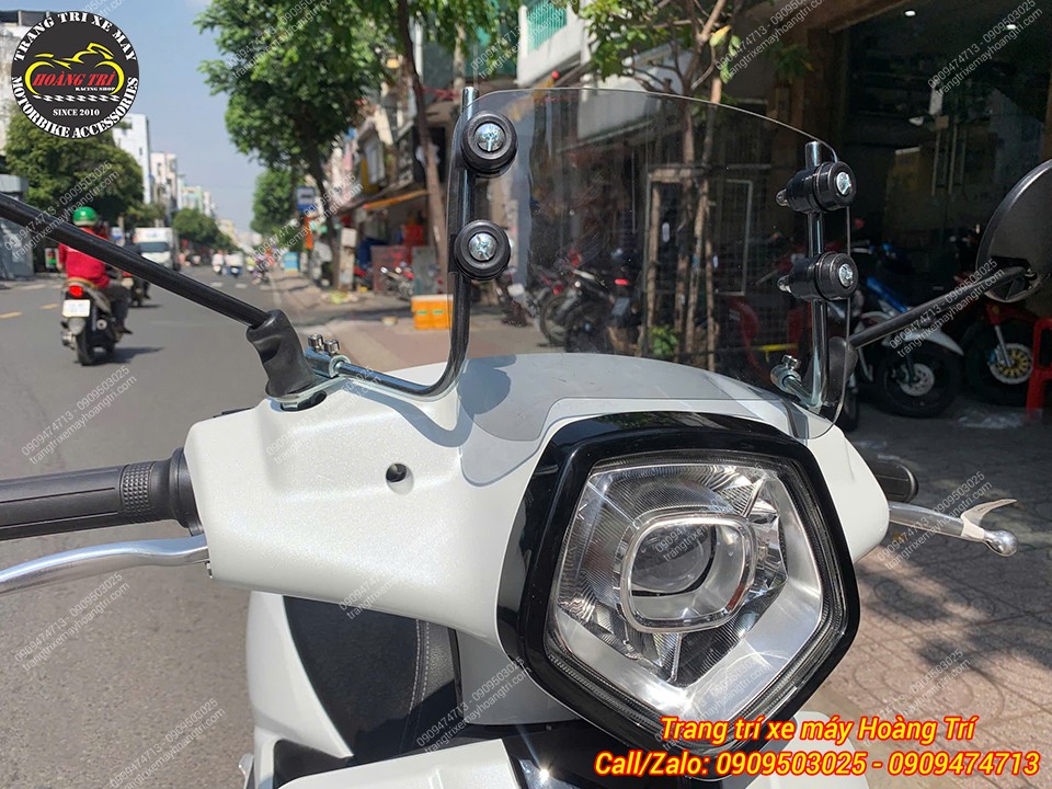 Kính chắn gió Vero X lắp đầu xe giúp thay đổi ngoại hình và trang trí