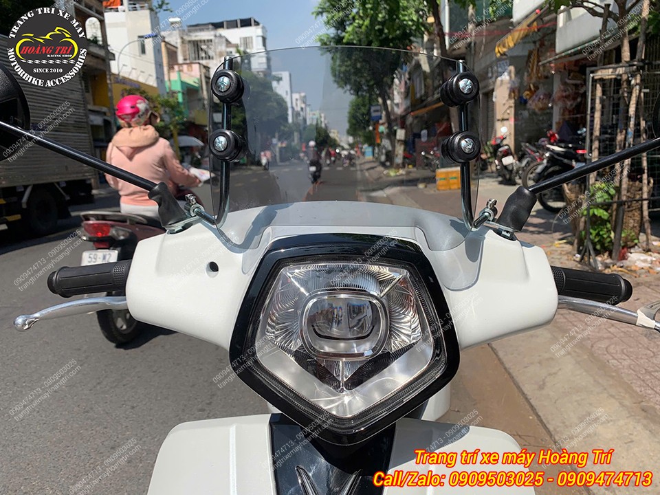 Cận cảnh kính chắn gió trong suốt không ảnh hưởng tầm nhìn quan sát