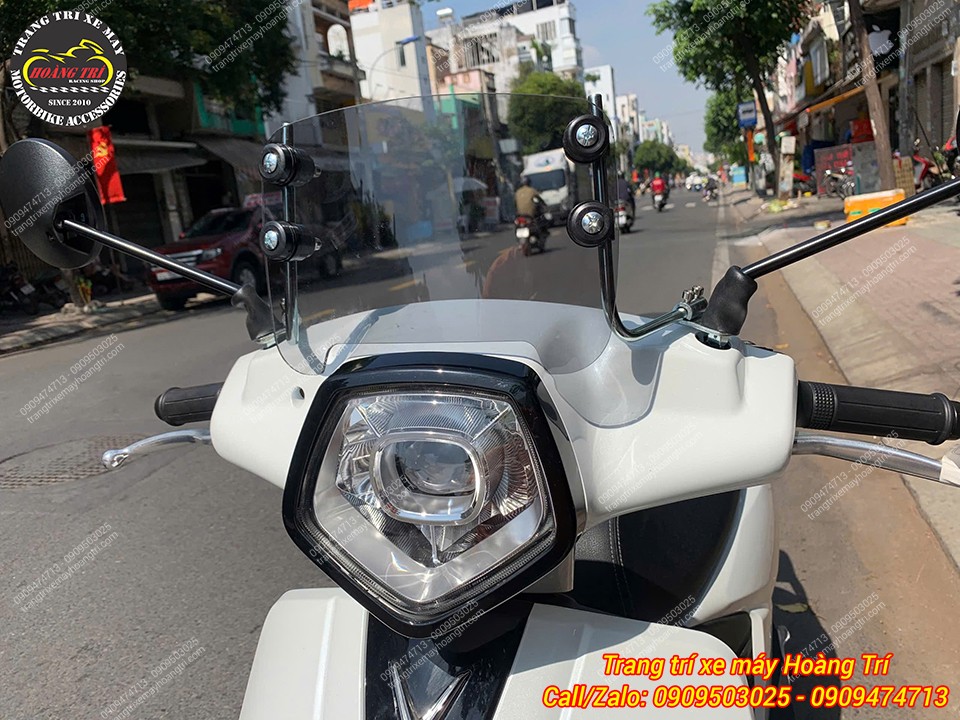 Vị trí lắp kính chắn gió Vero X tại chân kính dễ dàng lắp đặt