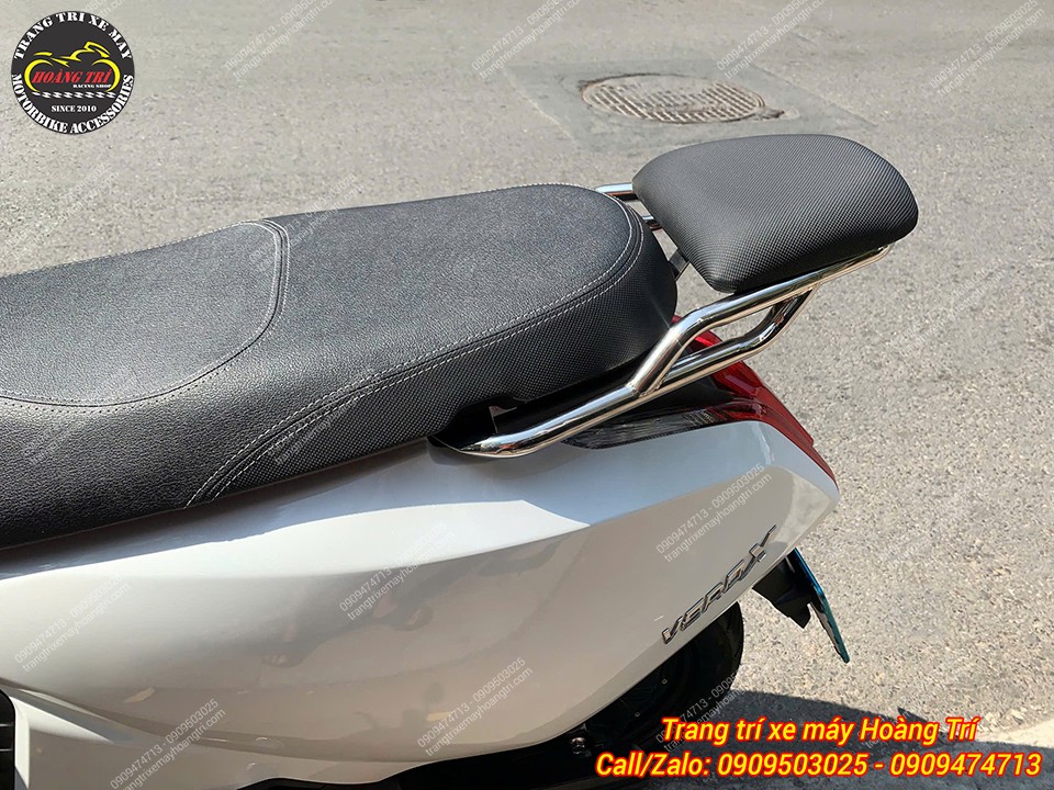 Cận cảnh nệm yên kết hợp baga inox giúp chở đồ và người ngồi sau