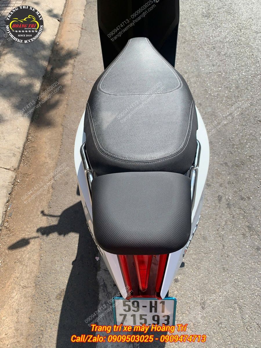 Góc nhìn phía sau Vero X với yên nối dài nhờ baga nệm