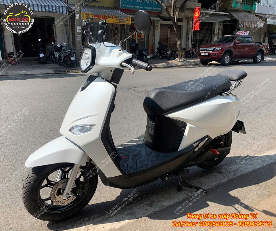 Tổng thể Vero X trang bị gù chống đổ, baga nệm yên và kính chắn gió