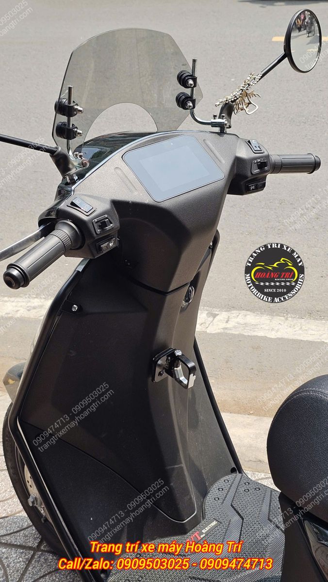 Tổng thể móc treo nhôm tạo điểm nhấn tại dàn nhựa yếm sau xe