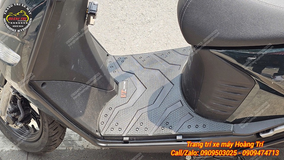 Góc nhìn ngang xe nổi bật với khung sườn kết hợp thảm sàn chống trượt