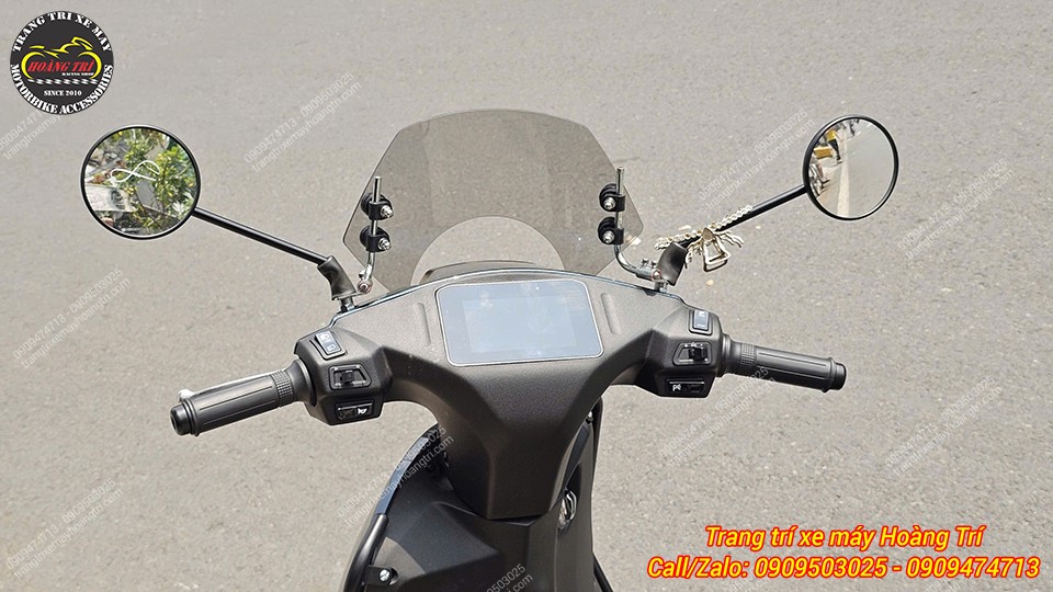 Góc view phía sau kính chắn gió với pát lắp chắc chắn tại chân kính