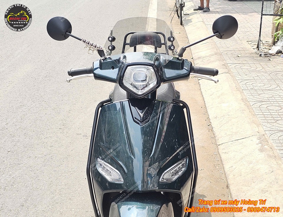 Góc trực diện cho thấy kính chắn gió nổi bật tạo tổng thể hài hòa