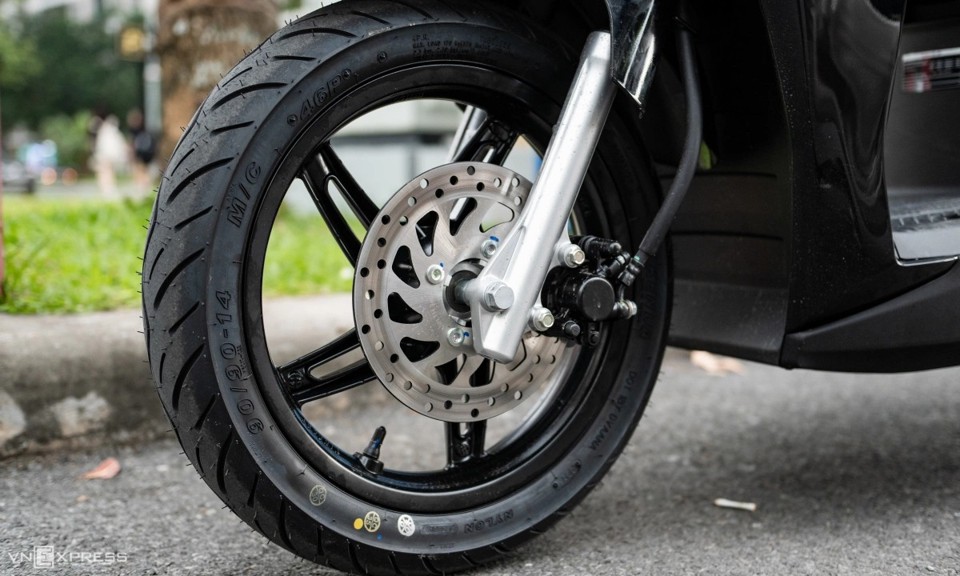 Mâm xe thiết kế 5 chấu sơn đen bóng mang phong cách mạnh mẽ