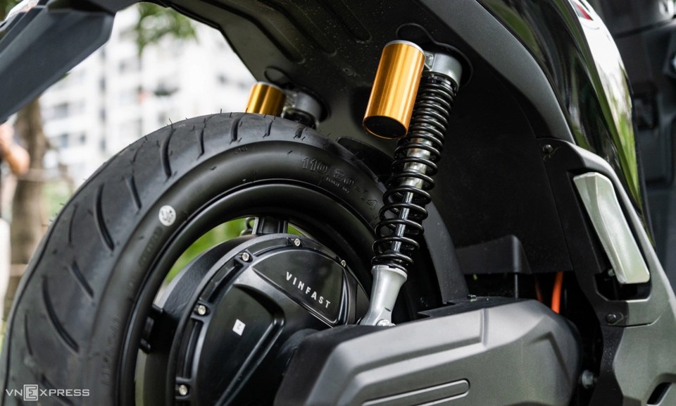 Phuộc sau Vinfast Viper là dạng đôi thủy lực kèm bình dầu phụ