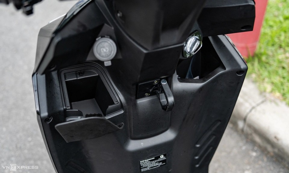 Xe có 2 hộc đồ hai bên và tích hợp sạc trực tiếp 25W