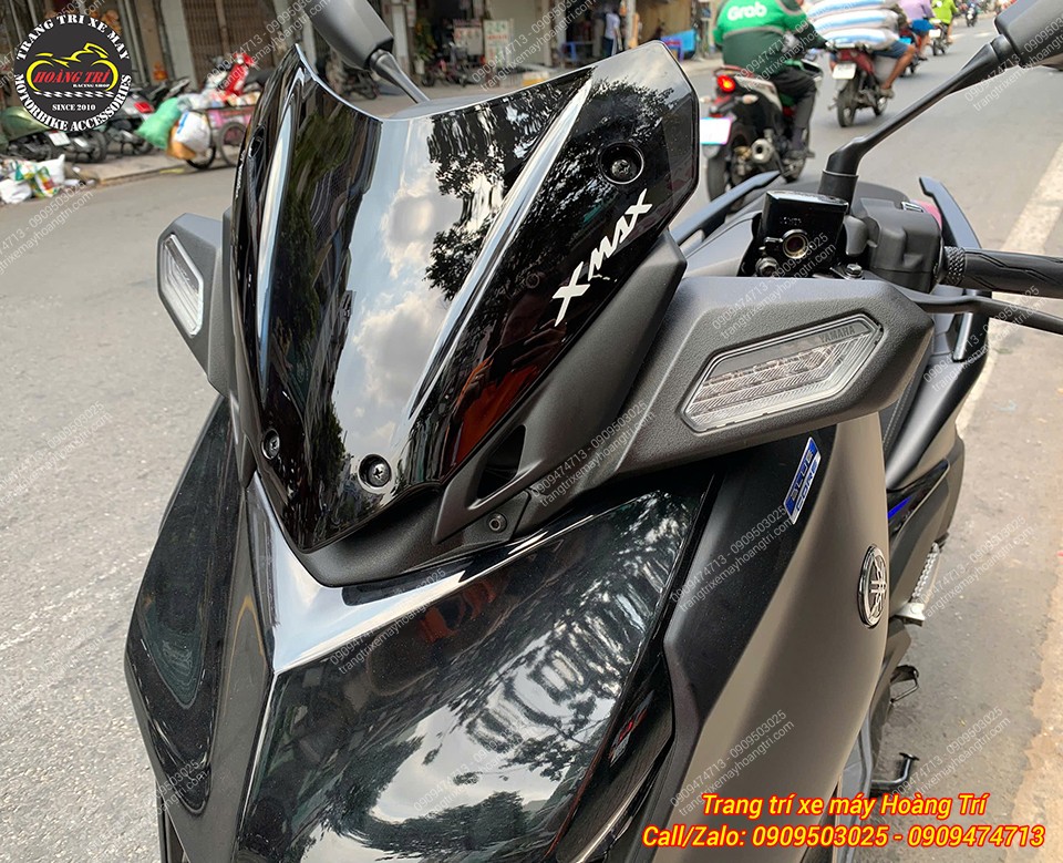 Kính chắn gió Nemo Xmax 300 màu khói, kiểu thể thao giúp xe thêm phần cá tính