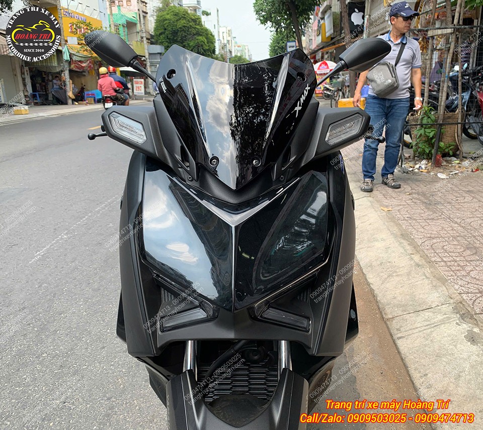 Góc trực diện kính chắn gió Nemo Xmax 300 thiết kế góc cạnh tạo điểm nhấn đầu xe