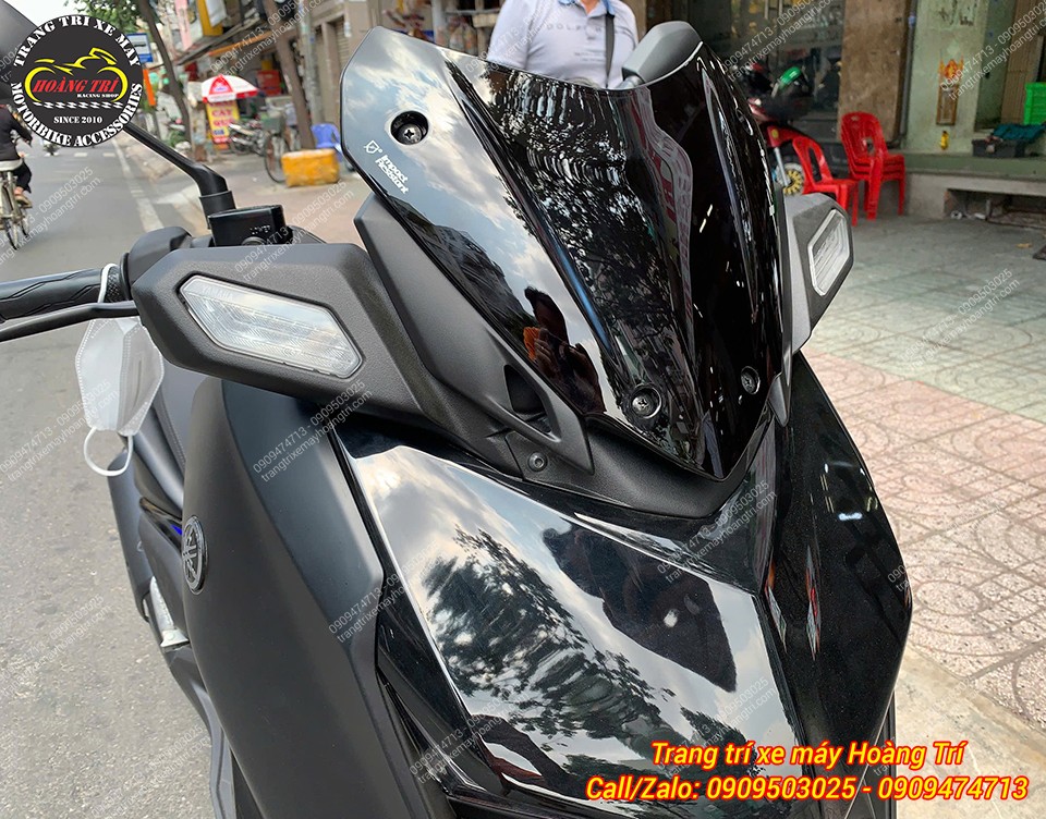 Chi tiết kính chắn gió Nemo Xmax 300 hoàn thiện tinh xảo, lắp chuẩn zin tăng thẩm mỹ