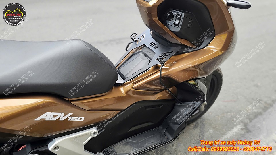 Baga giữa HTR được khách lắp kèm hai móc treo chữ U hai bên xe ADV 150