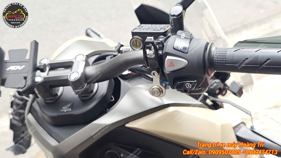 Góc nhìn tay lái ADV 160 2026 trang bị công tắc đèn, dễ dàng bật tắt linh hoạt