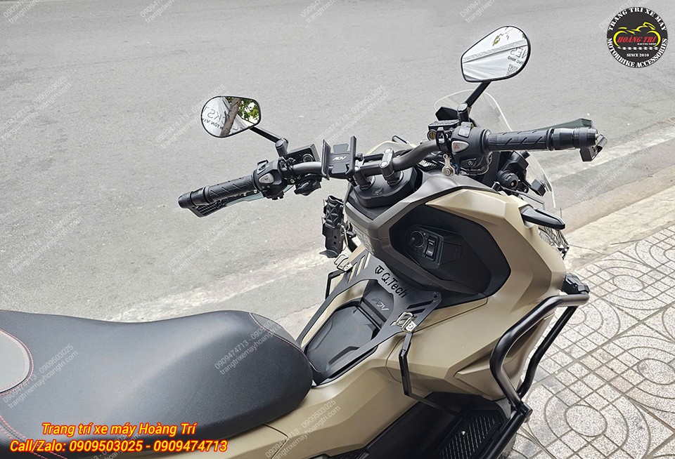 Tổng thể khu vực điều khiển ADV 160 2026 với công tắc đèn, tăng tiện ích vẫn gọn gàng