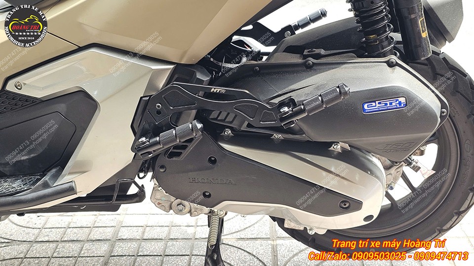 Gác chân phụ HTR đen lắp trên ADV 160 2026, thiết kế gọn, chắc chắn, ngồi an toàn hơn