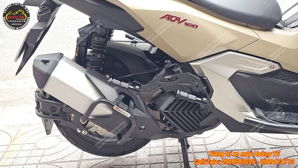 Khung bảo vệ pô ADV 160 2026 kết hợp gác chân phụ, tạo tổng thể màu đen mạnh mẽ
