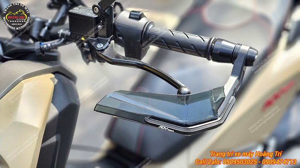 Cận cảnh tay lái ADV 160 2026 với ốp bảo vệ tích hợp, tăng vẻ ngoài hầm hố