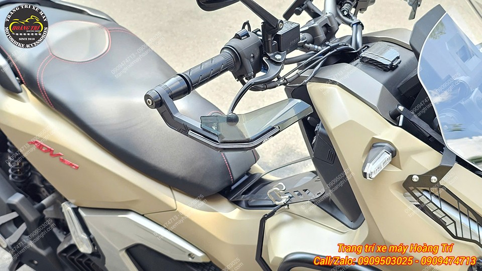 Góc nghiêng ADV 160 2026 với ốp tay lái tạo điểm nhấn thể thao, thu hút ánh nhìn