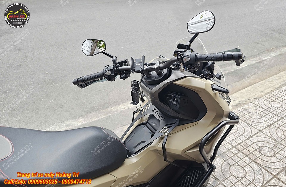 Tổng thể tay lái ADV 160 2026 trang bị nhiều phụ kiện, tăng trải nghiệm và tiện ích