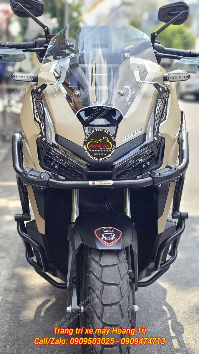 Phần đầu ADV 160 2026 trang bị khung bảo vệ và kính chắn gió, hạn chế trầy xước