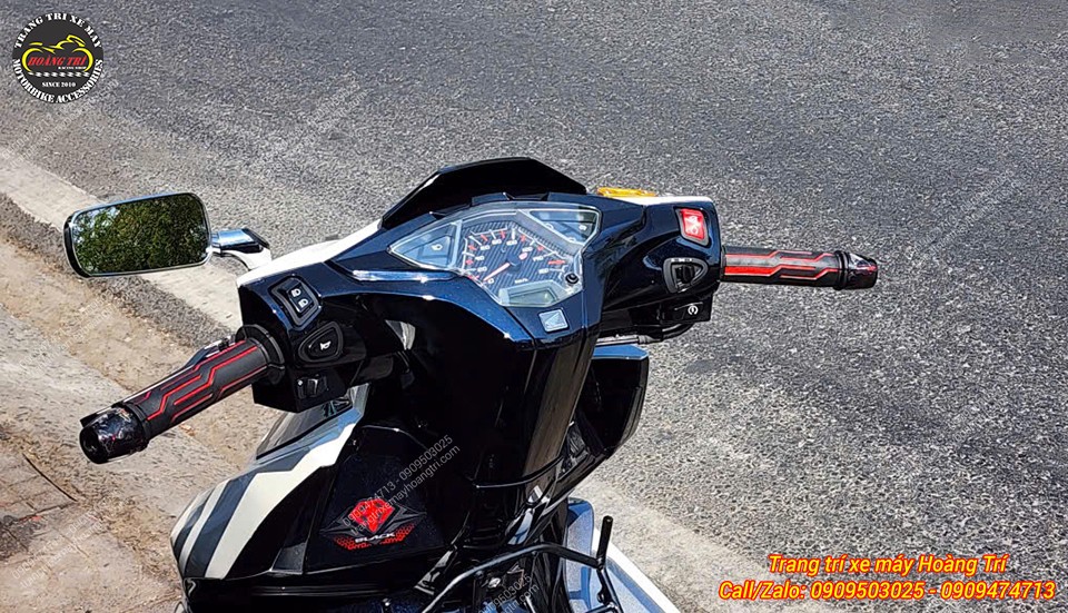Góc nhìn phía sau tay lái Airblade phối hai màu đen đỏ tạo điểm nhấn nổi bật hơn