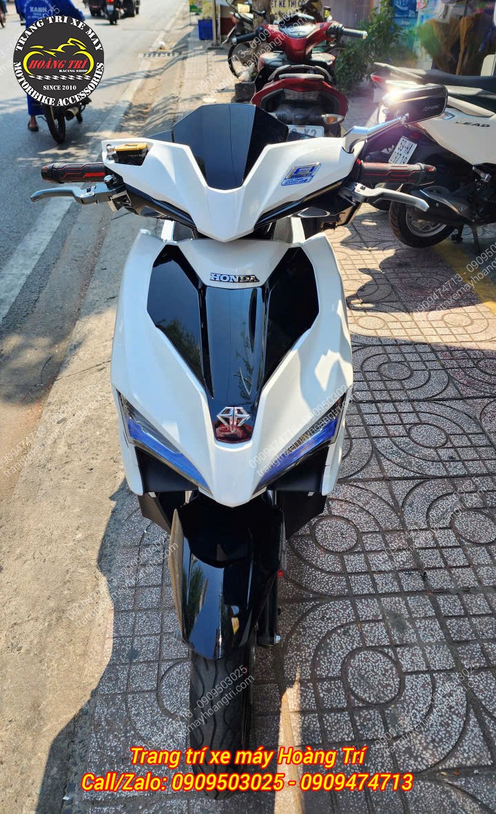 Góc trực diện Airblade sau nâng cấp với gù carbon, kính hậu, tay thắng và bao tay