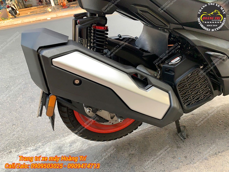 Góc cận cảnh ốp pô ADV 350 gắn SR GT 200 với form ôm sát, hoàn thiện thẩm mỹ cao