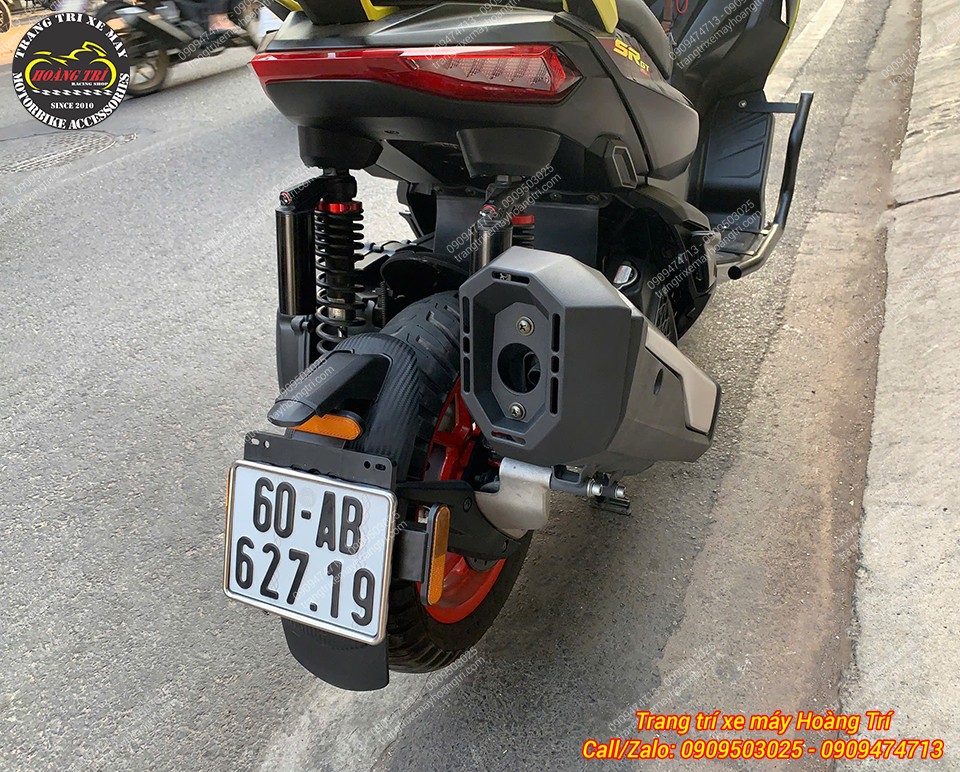 Chi tiết đuôi pô với ốp ADV 350 giúp tăng bảo vệ và tạo phong cách thể thao hơn